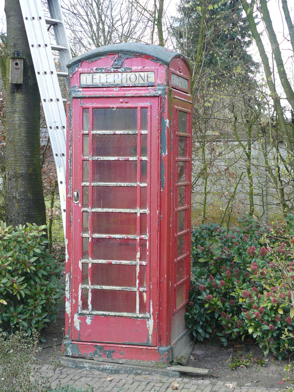 Engelse telefooncel, oude verflaag geheel verwijderd
