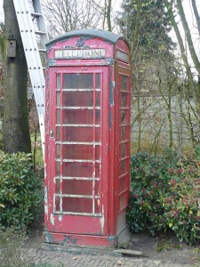 Engelse-telefooncel,-oude-verflaag-geheel-verwijderd