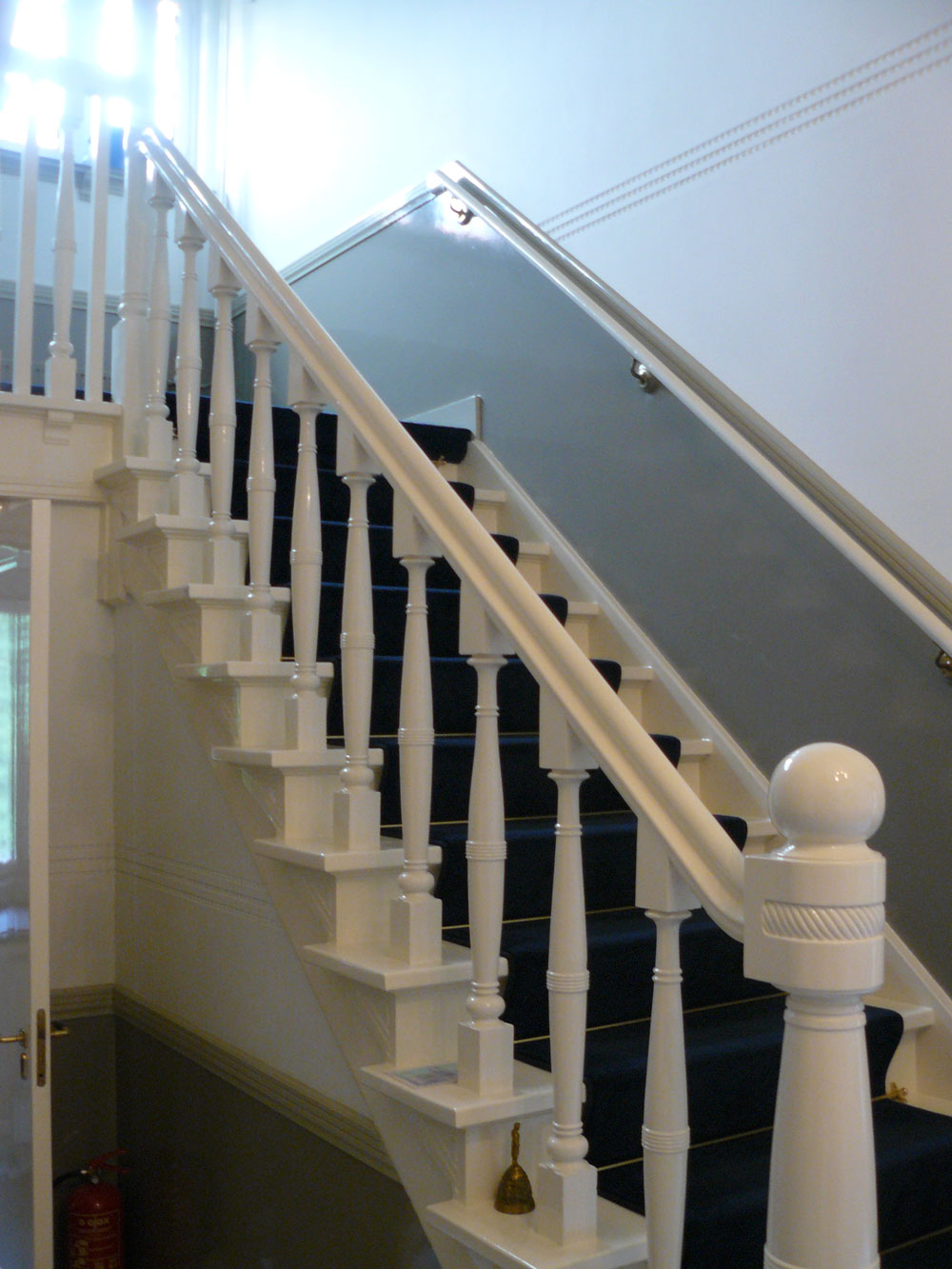 Authentieke trap met balustrade en lambrisering