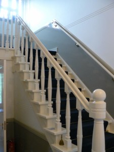 Authentieke-trap-met-balustrade-en-lambrisering