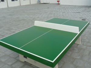 Betonnen-tefletennistafel-serie-van-40-stuks-geschilderd-met-2-componenten-vloercoating