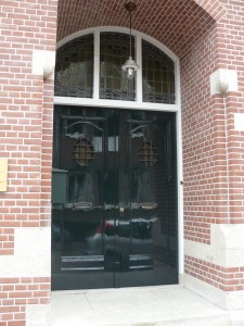 Herenhuis-te-geldrop-hoogglans-voordeur-geheel-met-de-kwast-geschilderd