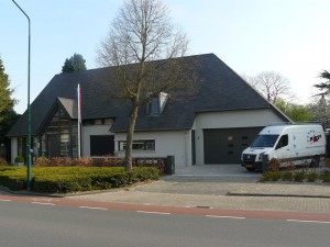 Modern-verbouwd-woonhuis-te-heeze-voorgevel